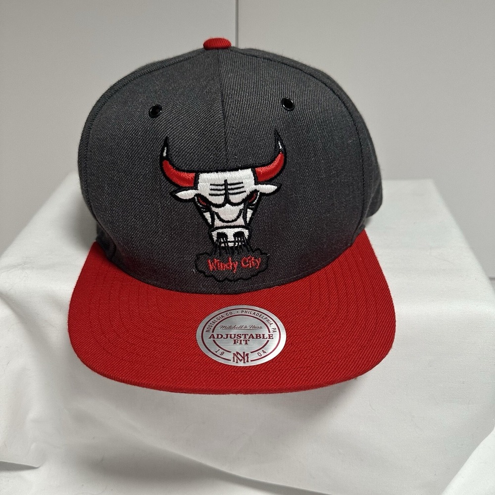 Chicago Bulls NBA Snapback Cap Mitchell & Ness Windy City Gray Red NWT